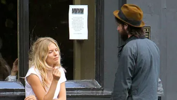 Sienna Miller si amorezul ei au baut si au barfit in strada