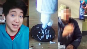 Un cerşetor român din Barcelona, umilit de un vlogger care i-a oferit biscuiţi umpluţi, după ce le-a înlocuit crema: "L-am ajutat să se spele". Ce pedeapsă riscă starul YouTube