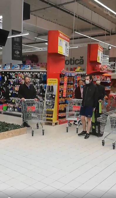 Piele de găină! Clienții dintr-un supermarket au cântat “Hristos a Înviat” în timp ce stăteau la coadă. În ce oraș din România s-a întâmplat | VIDEO