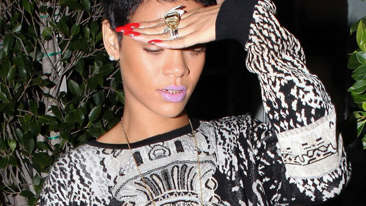 Apogeul prostului gust - Rihanna si-a pus dinti de aur, ca manelistii. Vezi in ce hal arata!
