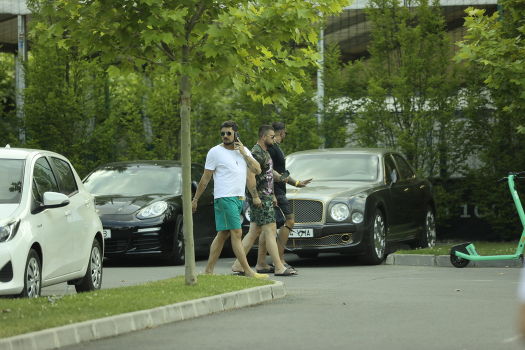 Alex Bodi și-a dat întâlnire cu ”frații” lui la piscină (Foto: CANCAN.RO)