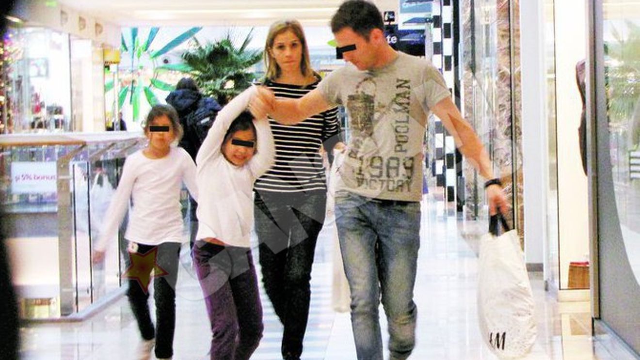 Irina Truica, fericita la mall cu gemenele! Tata surogat pentru fetele lui Truica