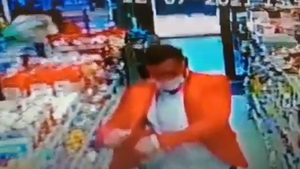 Șocant! Hoț la costum, filmat când fură dintr-un magazin