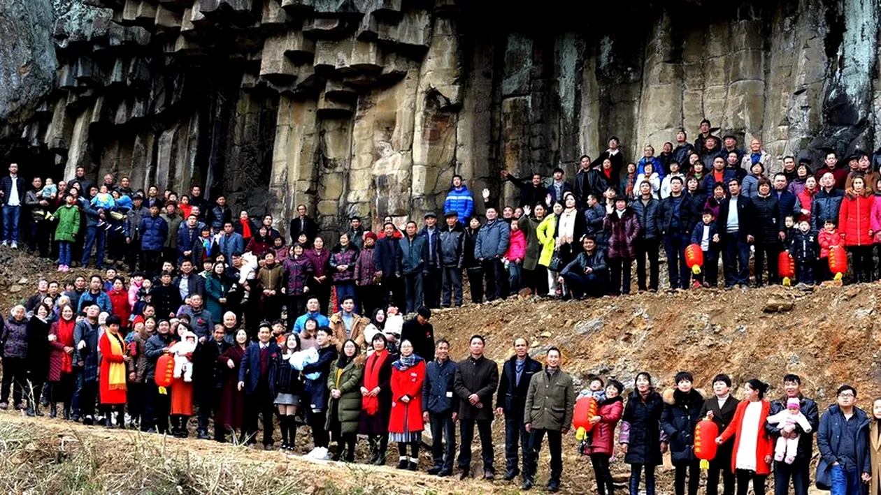 Această familie din China s-a reunit pentru cea mai inedită fotografie de grup! În imagine sunt mai bine de 500 de membri