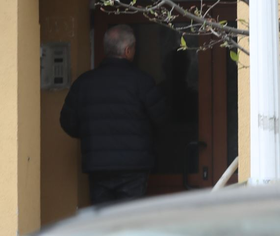 Dan Bittman, în fața scării iubitei