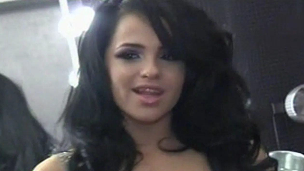 VIDEO Diana Guresoaie se saruta cu o prietena in masina