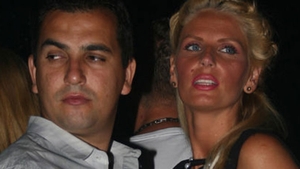 Cum se fac afacerile in showbiz: pe ele le exploateaza, ei incaseaza! Solistele si-au angajat iubitii si i-au imbogatit