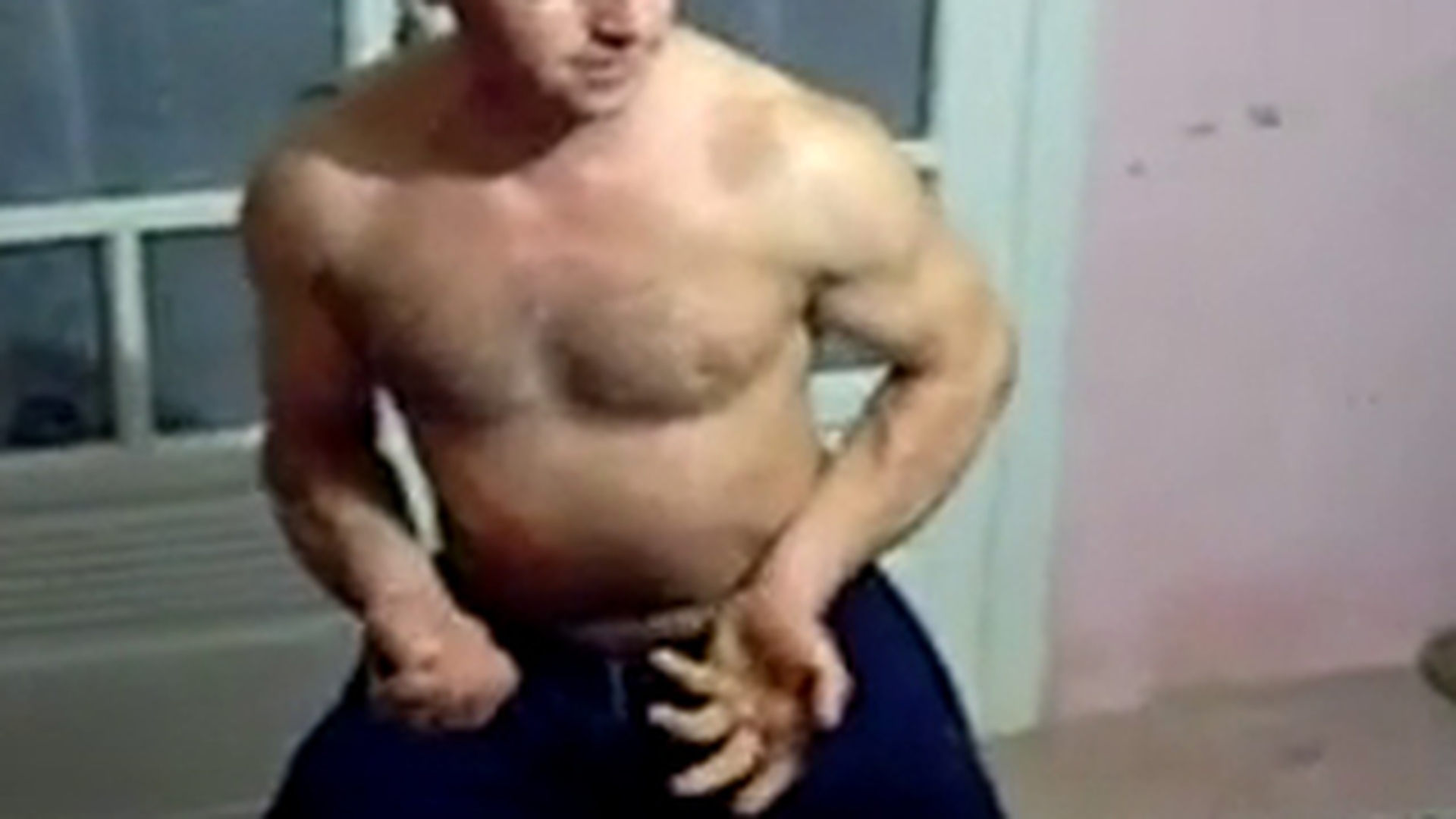 VIDEO Genial! Taranul asta se crede Van Damme si se rupe in figuri la gura sobei! Uite cat e de penibil