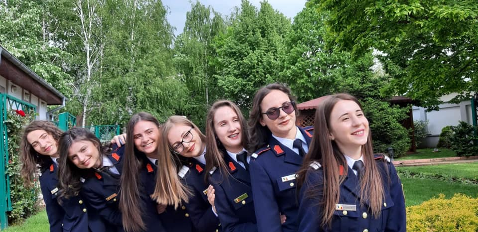 Cezara (a treia de la dreapta la stânga) si o parte din colegele ei