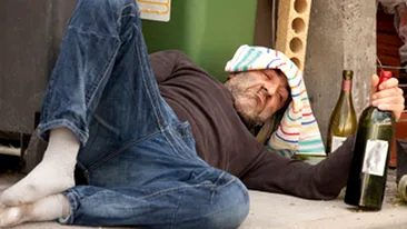 Betivii au Dumnezeul lor! A scapat nevatamat dupa ce a cazut de pe un stalp unde se urcase sa protesteze