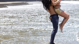 Inna, sexy pe plaja, in bratele unui tanar musculos!