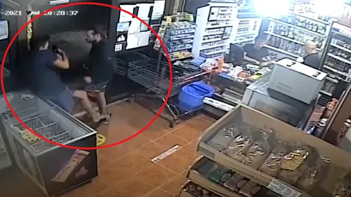 Scandal într-un magazin din Costineşti. Unul dintre angajaţi a fost agresat de un client