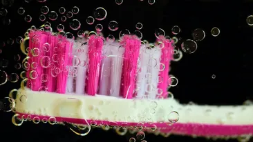 FOTO | Un bărbat a fost operat după ce a înghițit o periuță de dinți de 19 cm!