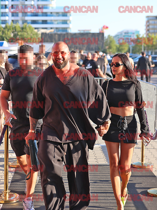 Alex Bodi, mândru, cu Ancuța la braț, în LOFT la Black Party