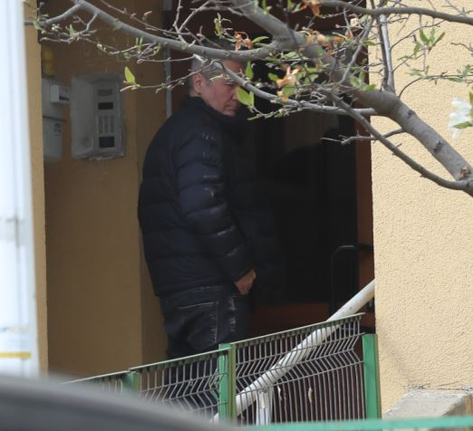 Dan Bittman, în fața scării unde locuiește Monica Odagiu