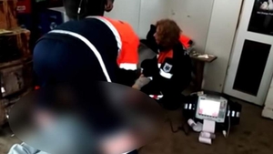 Un tânăr din Turda, aruncat în gol de la etajul 2 al unui bloc. Medicii încearcă să-i salveze viața, dar șansele sunt mici
