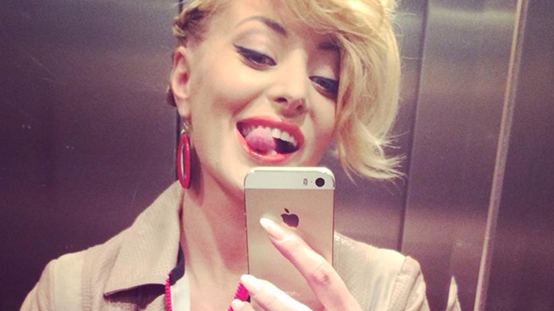 Delia si-a facut un "selfie" in lift, insa a uitat un DETALIU! Fanii au taxat-o: "Parca esti beteaga!"