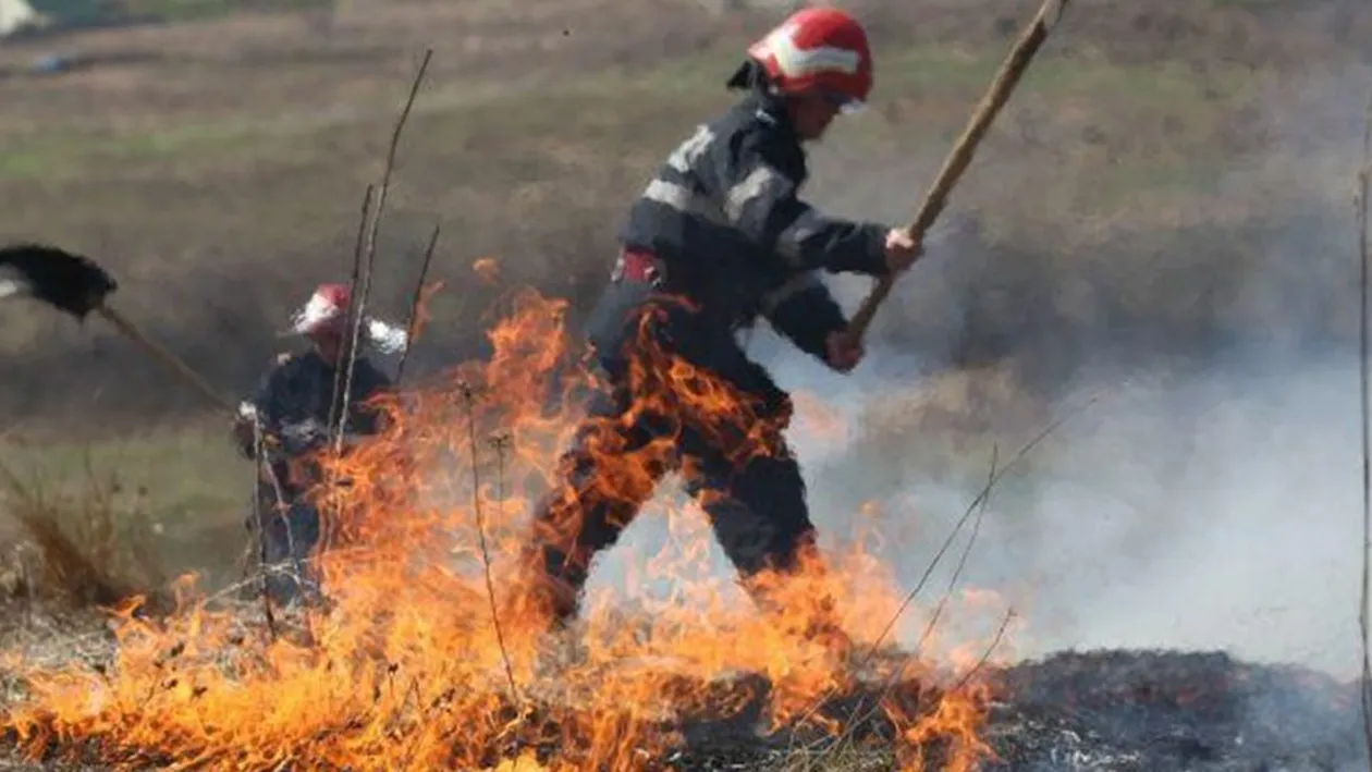 Incendiu de vegetație uscată, întins pe trei hectare, în Prahova