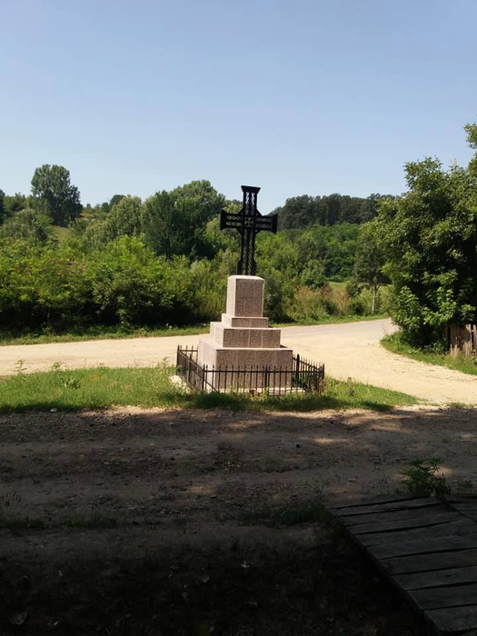 Monumentul ridicat în cinstea asfaltării stârnește controverse