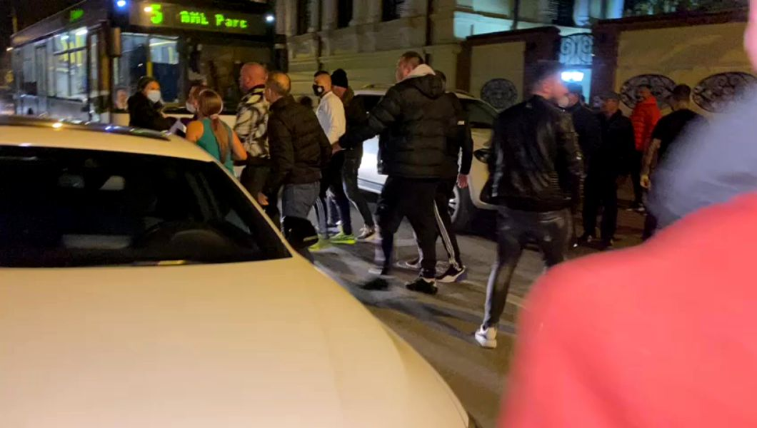 Dosar penal pentru lovire, după ce jurnaliştii veniţi în faţa casei lui Mititelu au fost agresaţi