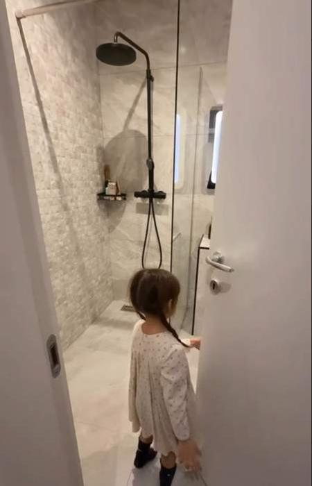 Cum arată apartamentul în care s-a mutat Andreea Popescu, după divorțul de Rareș Cojoc. Are un living, 2 dormitoare și 2 băi