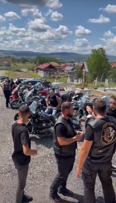 Imaginile durerii de la înmormântarea soților motocicliști din Oradea, Edi și Adina. Ce se întâmplă cu fiul lor de 5 ani