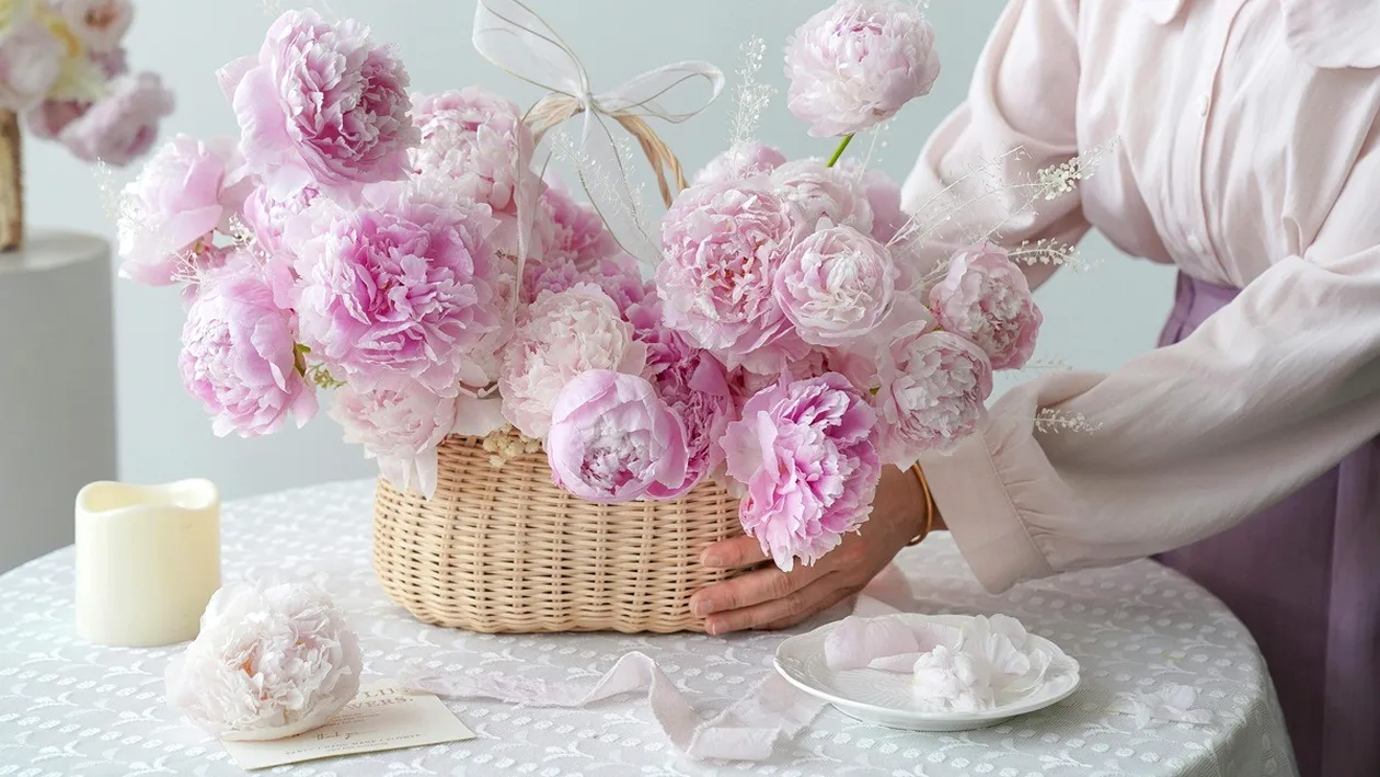 (P) Bujorul - simbol al prosperității și norocului în tradițiile românești