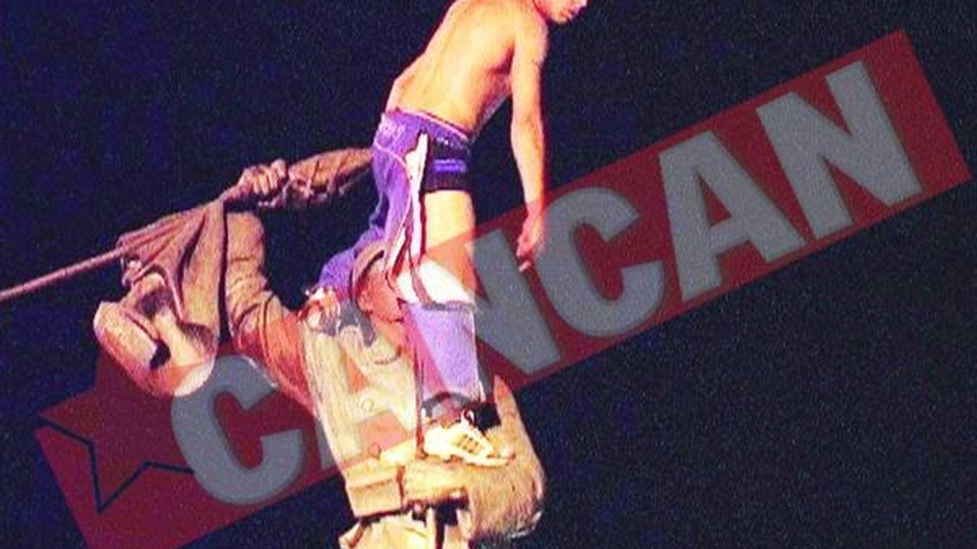 Suparat pe politisti, a vrut sa se arunce de pe Statuia Eroilor