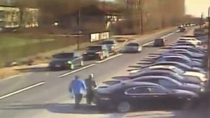 VIDEO HALUCINANT. Fiul unei judecătoare din Craiova loveşte o maşină cu bâta, din mers, în plin trafic. Tânărul este un obişnuit al încăierărilor cu săbii