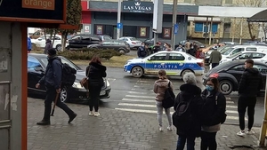 Se întâmplă din nou! Un copil a fost lovit de o maşină de Poliţie pe trecerea de pietoni, în Bacău