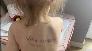 Dramele războiului. O fetiță ucraineană de numai 2 ani și jumătate, cu numele, data nașterii și telefoanele rudelor scrise pe spate. Motivul halucinant din spatele acestui lucru