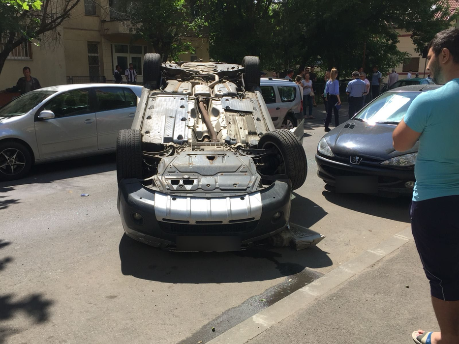 Accident spectaculos în București! Un șofer a reușit să se răstoarne cu mașina, în mijlocul străzii! Imagini incredibile