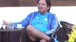 Îl ştiai doar la cravată şi cămaşă apretată. Ministrul alb-albastru, relaxat în wekeend!