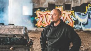 Spectatorii au aruncat cu pantofi în Puya la Zilele culturale ale Bârladului. Prima reacție a artistului. „Sunt tot oameni”