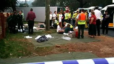 CARNAGIU PE SOSEA! 15 persoane au fost lovite de o camioneta, in statia de autobuz!