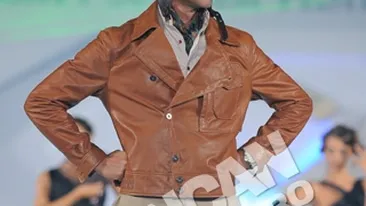 Cameleonicul Radu Mazare a reusit sa surprinda din nou, in haine de aviator! Vezi aici cu ce uniforme a mai facut senzatie edilul Constantei!