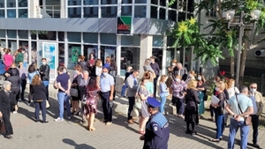 Protest la primăria din Focșani! Oamenii acuză că nu și-au primit salariile
