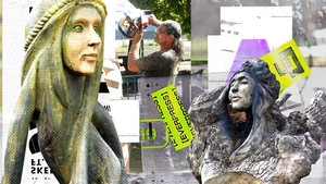 El e sculptorul cu drujba care face artă din arborii putreziți