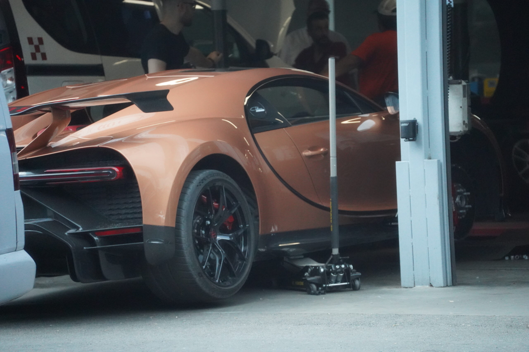 Bolidul Bugatti, de 5,4 milioane de euro, al fraților Tate a ajuns pe butuci (Foto: CANCAN.RO)