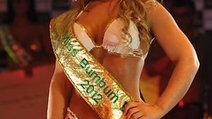 MAI TARE DECAT VIAGRA! Ea are cel mai obraznic fund din lume! A castigat cel mai excitant concurs de miss!