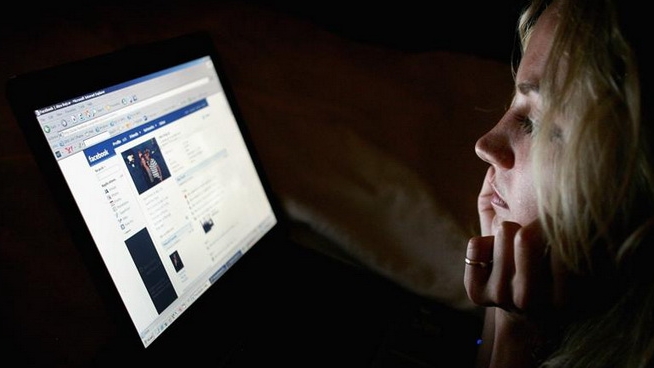 CUTREMURATOR! O fata de 14 ani s-a INDRAGOSTIT de un baiat cunoscut pe FACEBOOK. Ce-a facut cand el a PARASIT-O
