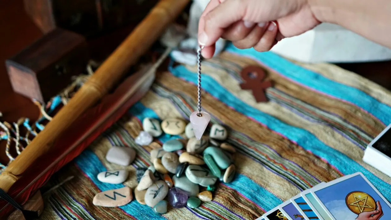 Horoscop rune 7 ianuarie 2026. Runa Algiz ne îndeamnă să nu luăm decizii pripite