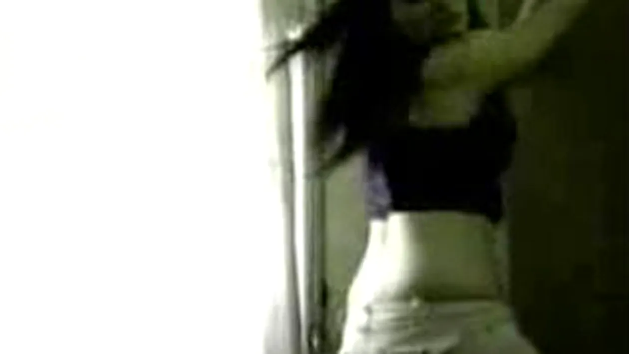 VIDEO DEMENTIAL! O liceanca refuzata la videochat danseaza de nebuna prin casa - Uite cum ii tremura suncile cand danseaza ca o descreierata