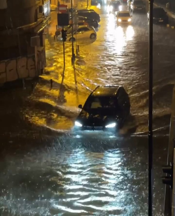 Urmările furtunii din București. Străzi blocate, copaci rupți și stații de metrou închise