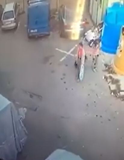 Două copile de etnie romă, filmate în timp ce fură un cărucior de copii în plină zi în Tulcea. Cum au fost surprinse mamele lor | VIDEO
