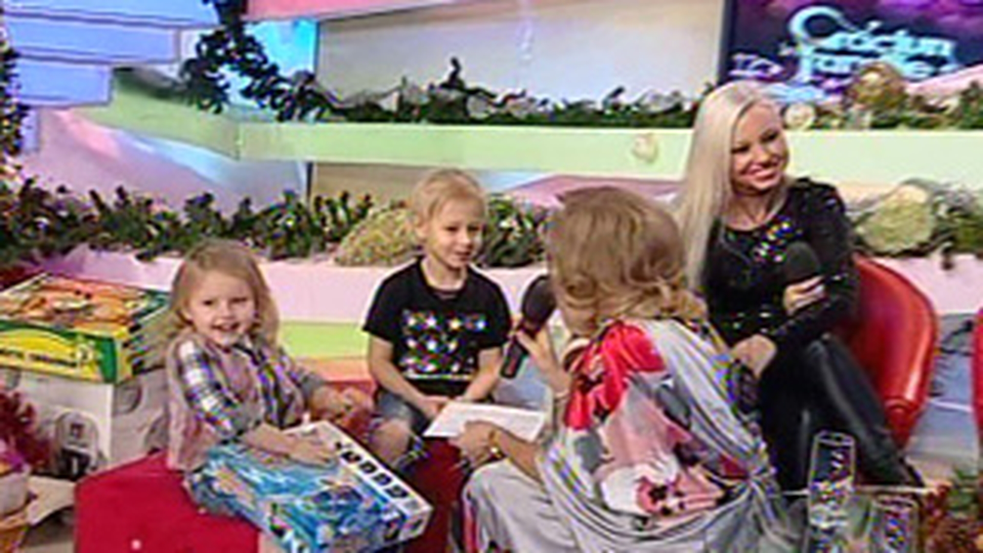 VIDEO Ce mama este Mihaela Cernea! Le cumpara pistoale si sabii copiilor ca sa se bata!