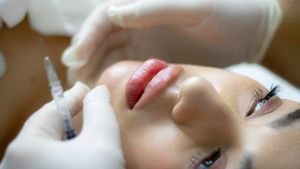 Tânără din Oradea, în stare gravă după ce și-a injectat acid hialuronic. Medicii au intervenit de urgență