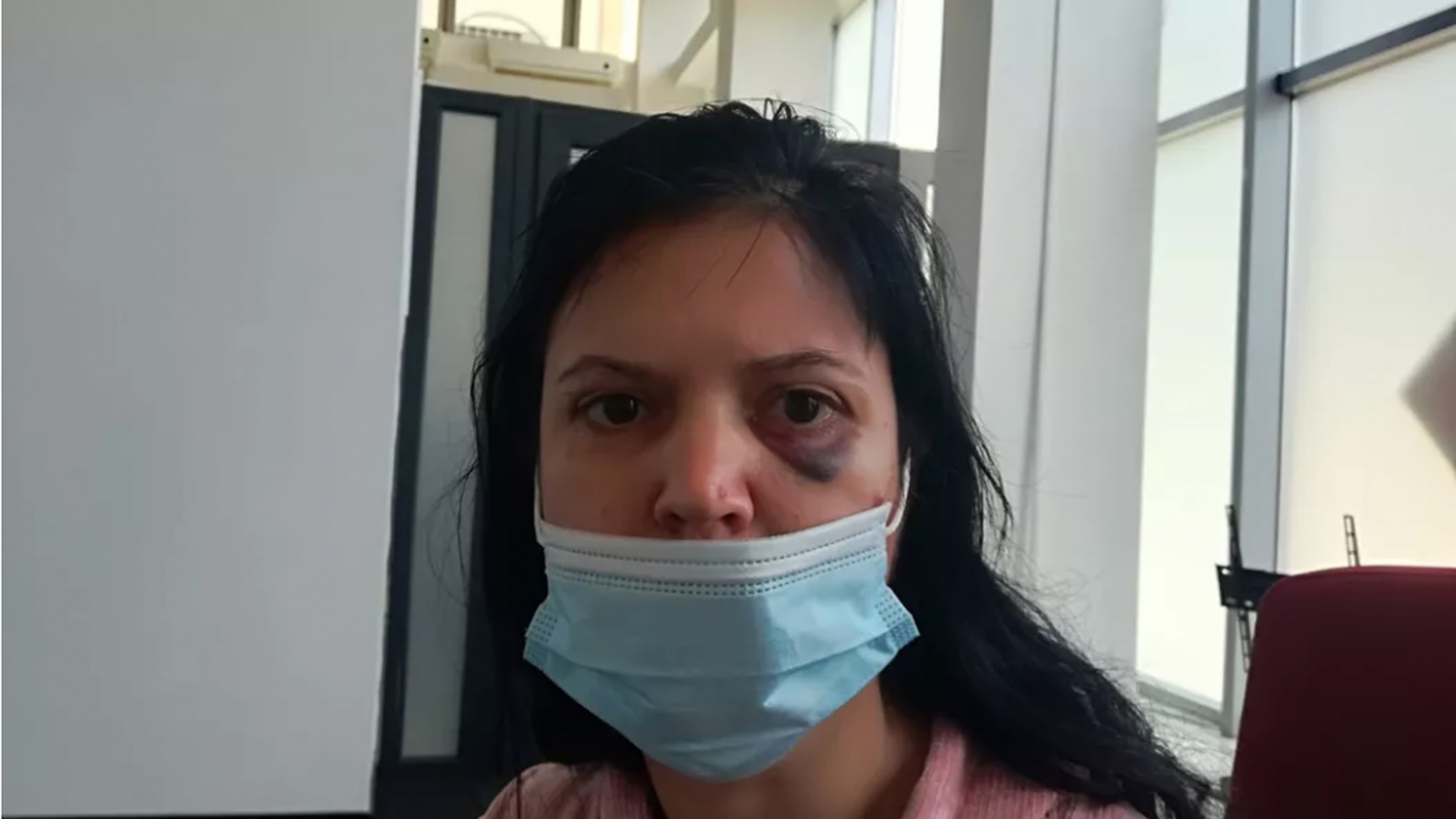 O femeie din Iași a fost bătută măr de concubinul beat chiar de ziua ei! Copilașul de trei ani era de față