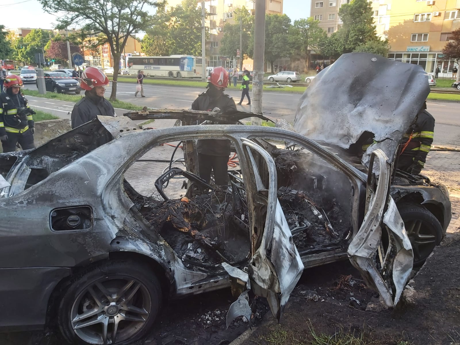 Incendiu în Arad. Un bărbat a fost găsit mort în flăcări, într-o mașină care a ars