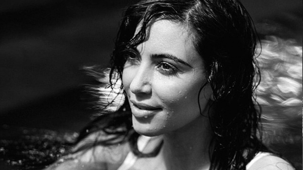 Kim Kardashian a realizat un pictorial incendiar! Bruneta însărcinată a pozat în costum de baie!